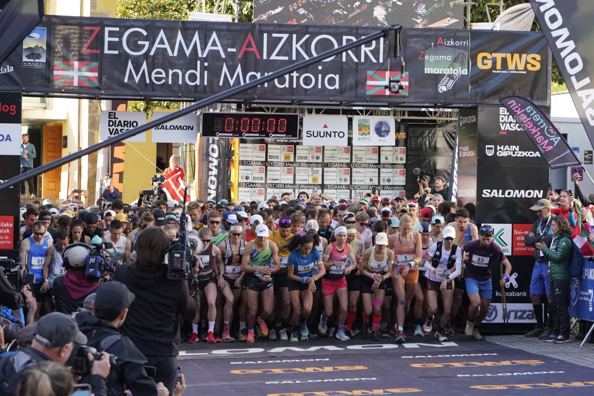 Multitudinaria salida de la Zegama-Aizkorri