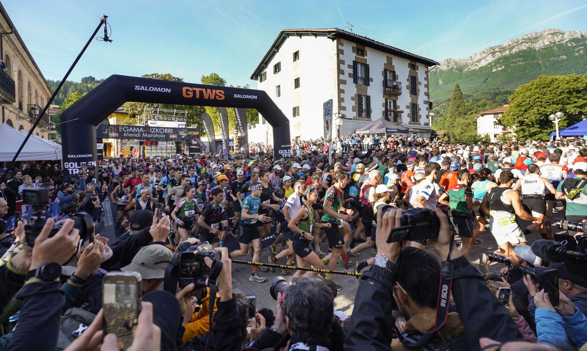 Multitudinaria salida de la Zegama-Aizkorri