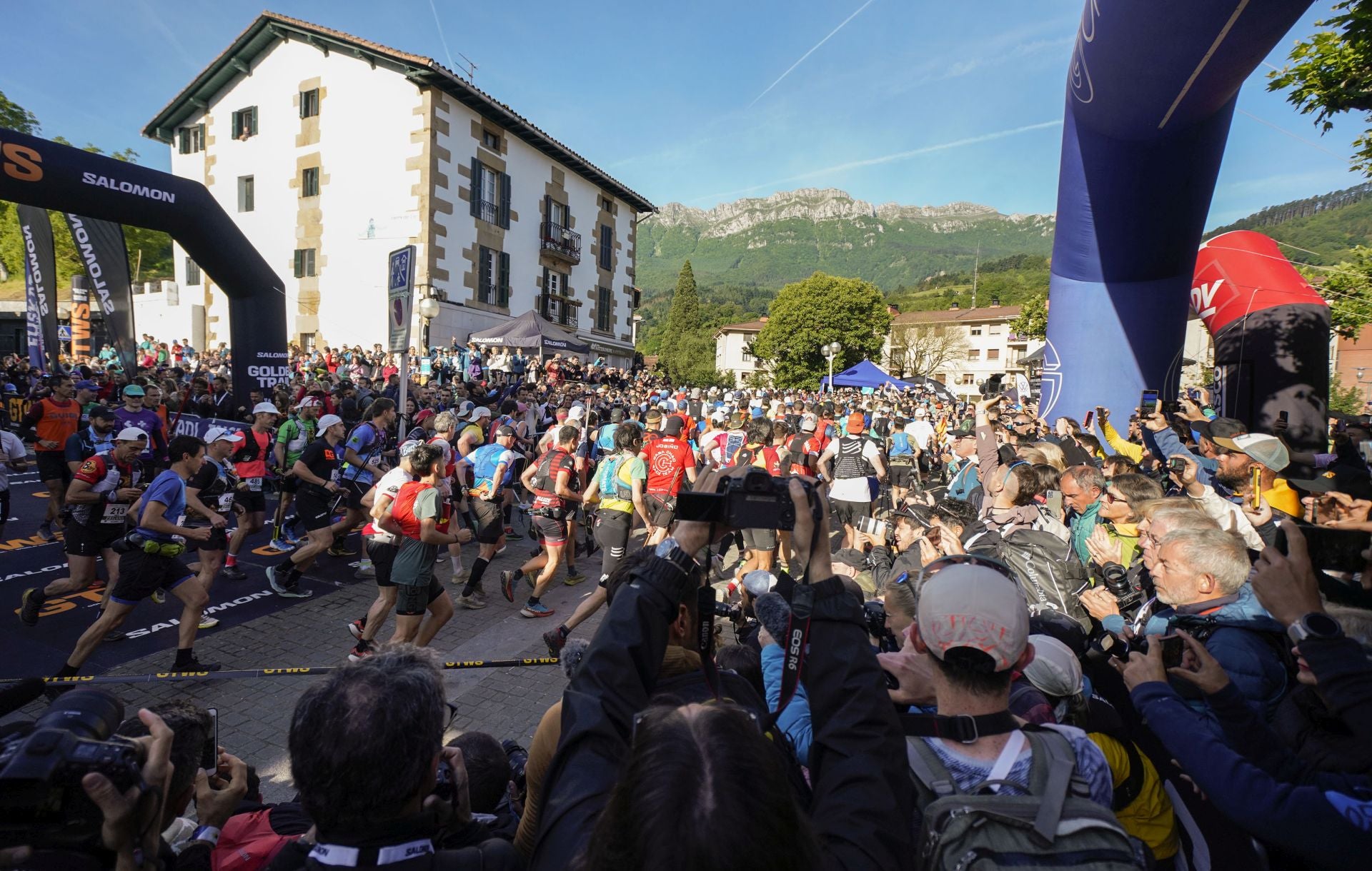 Multitudinaria salida de la Zegama-Aizkorri