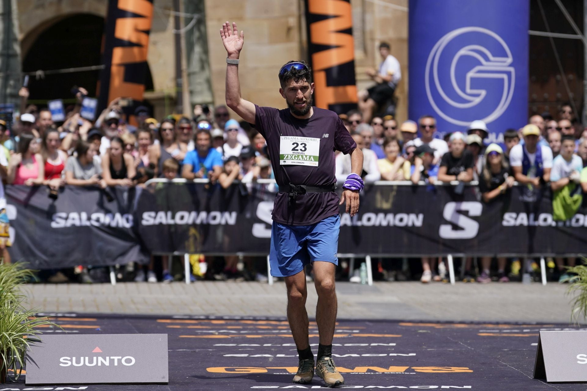 La emocionante llegada a la meta de los corredores de la Zegama-Aizkorri