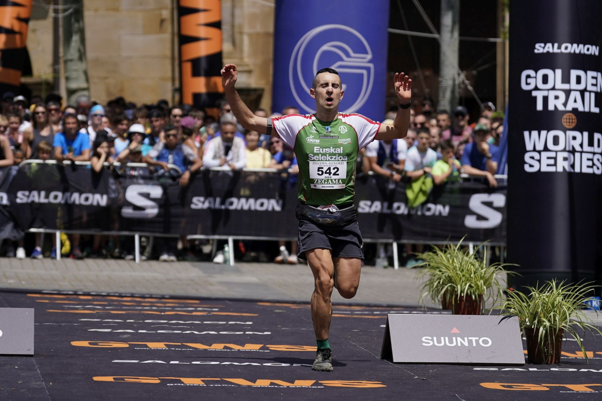 La emocionante llegada a la meta de los corredores de la Zegama-Aizkorri