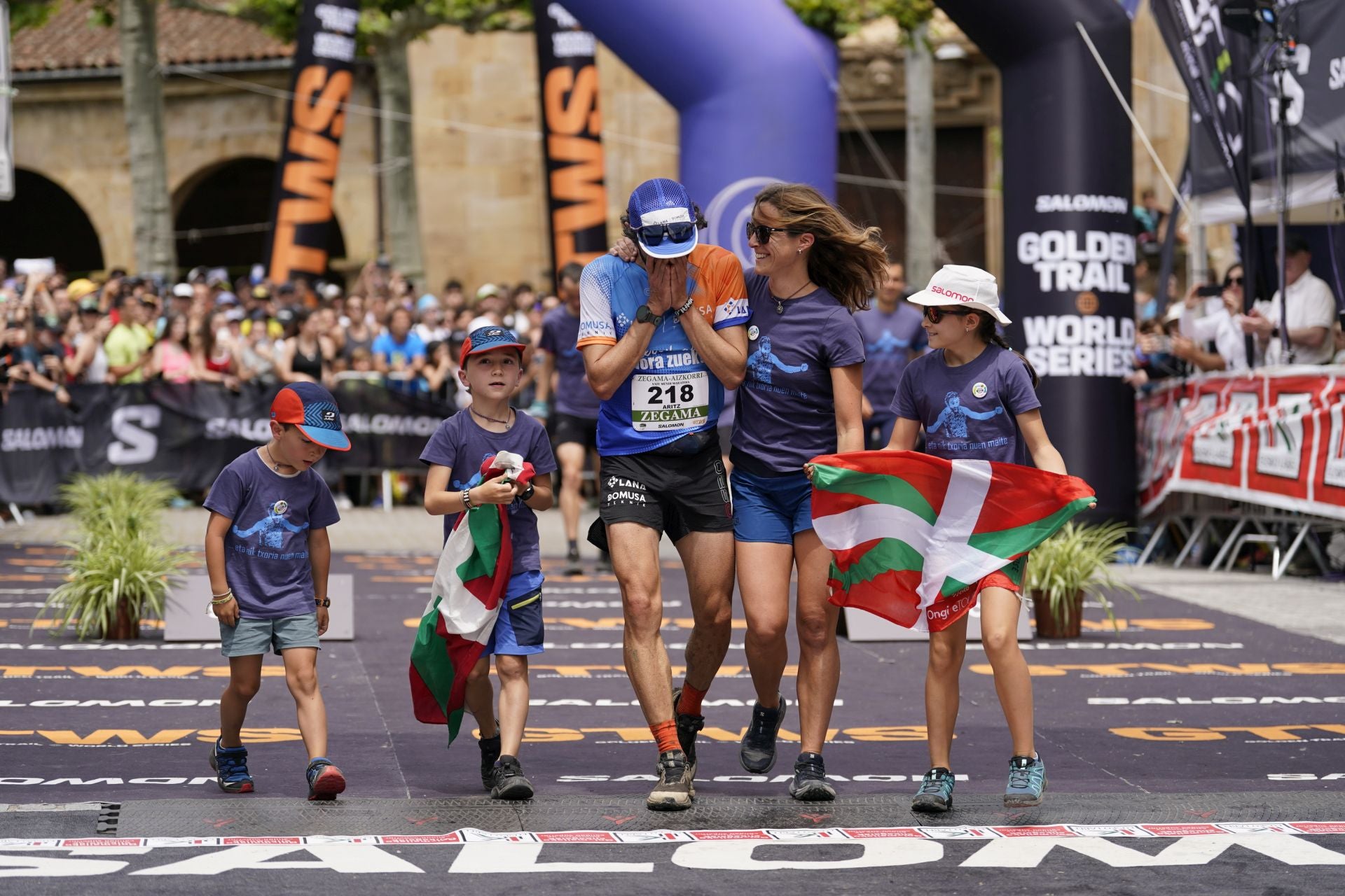 La emocionante llegada a la meta de los corredores de la Zegama-Aizkorri