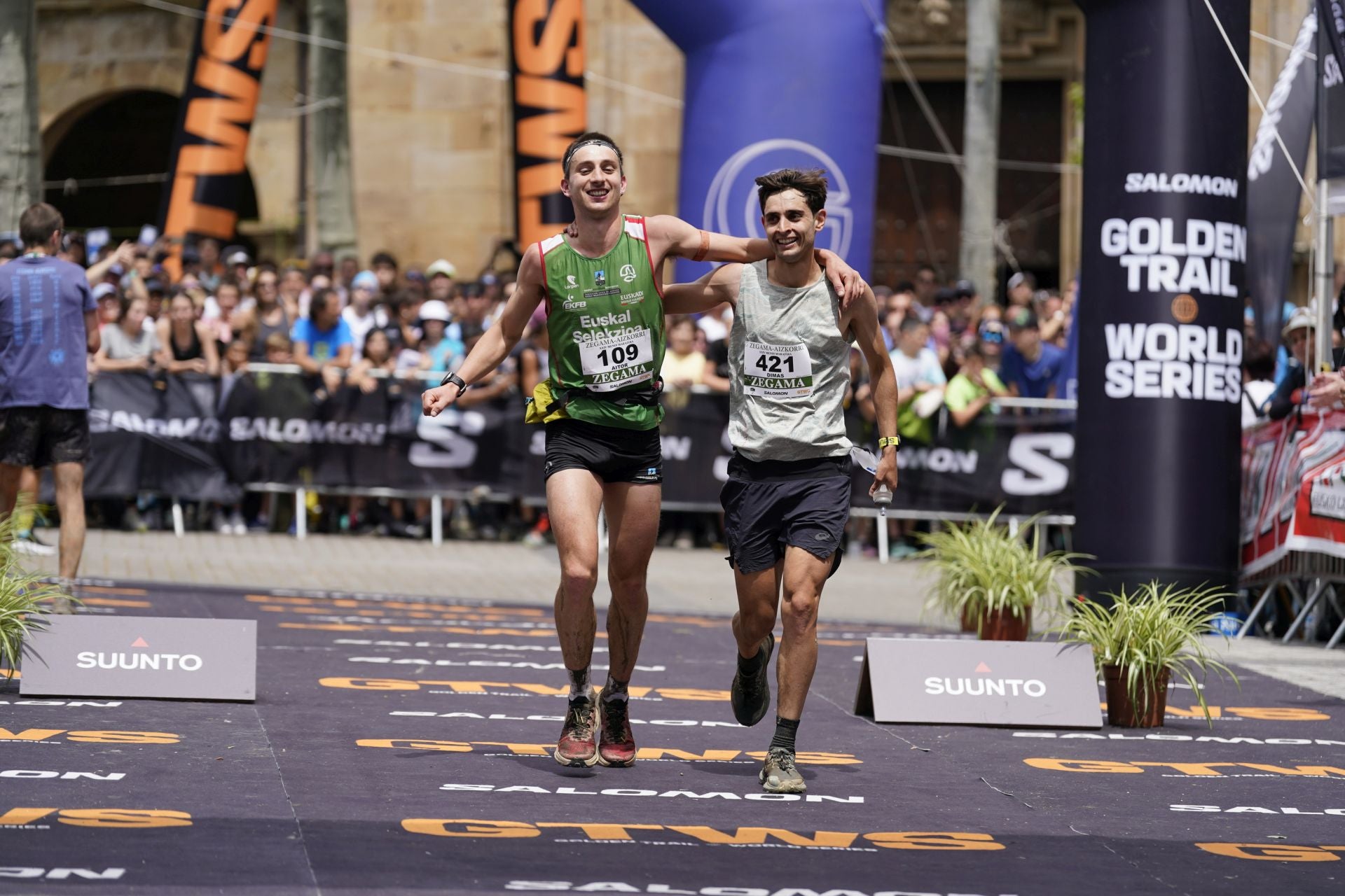 La emocionante llegada a la meta de los corredores de la Zegama-Aizkorri