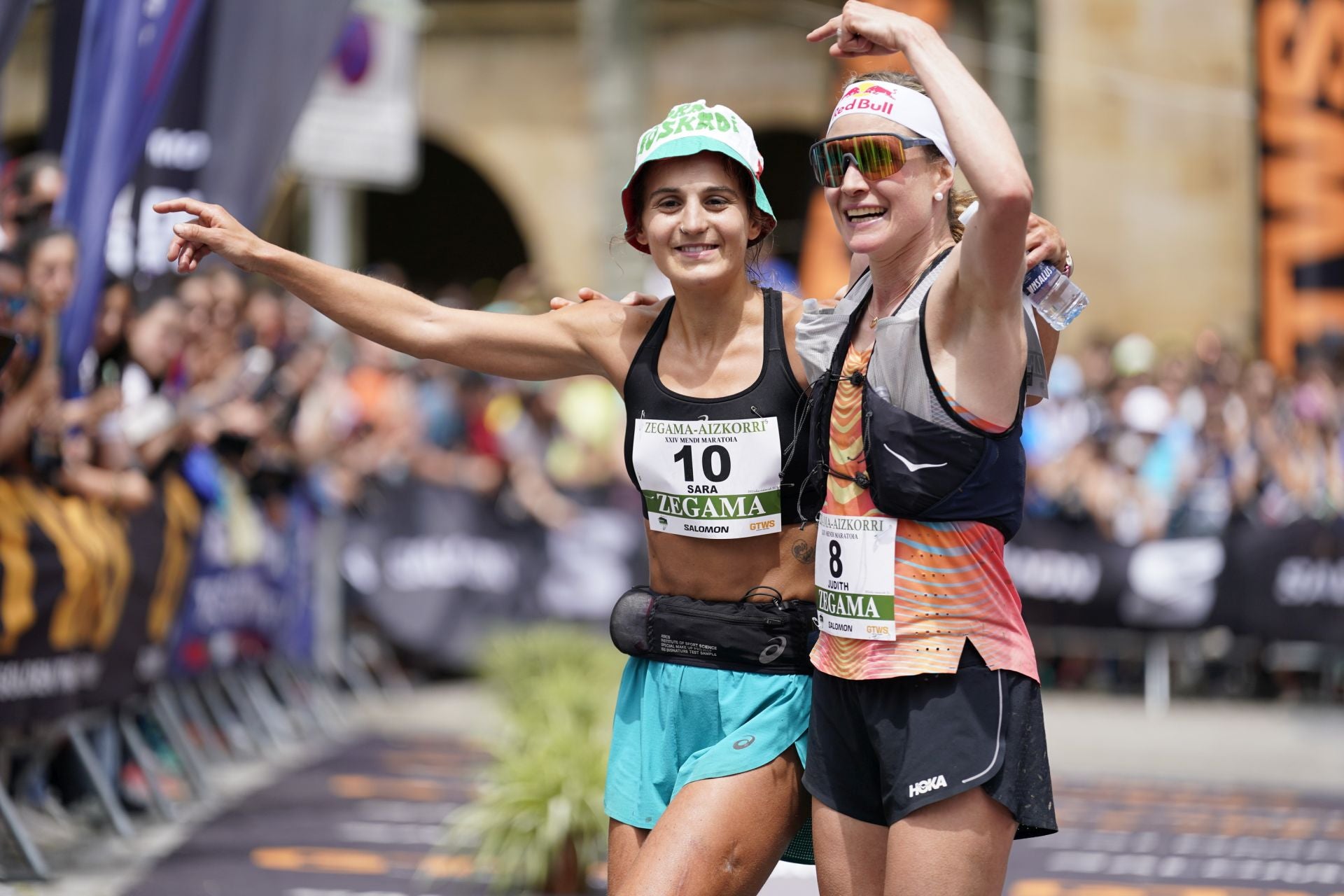 La emocionante llegada a la meta de los corredores de la Zegama-Aizkorri