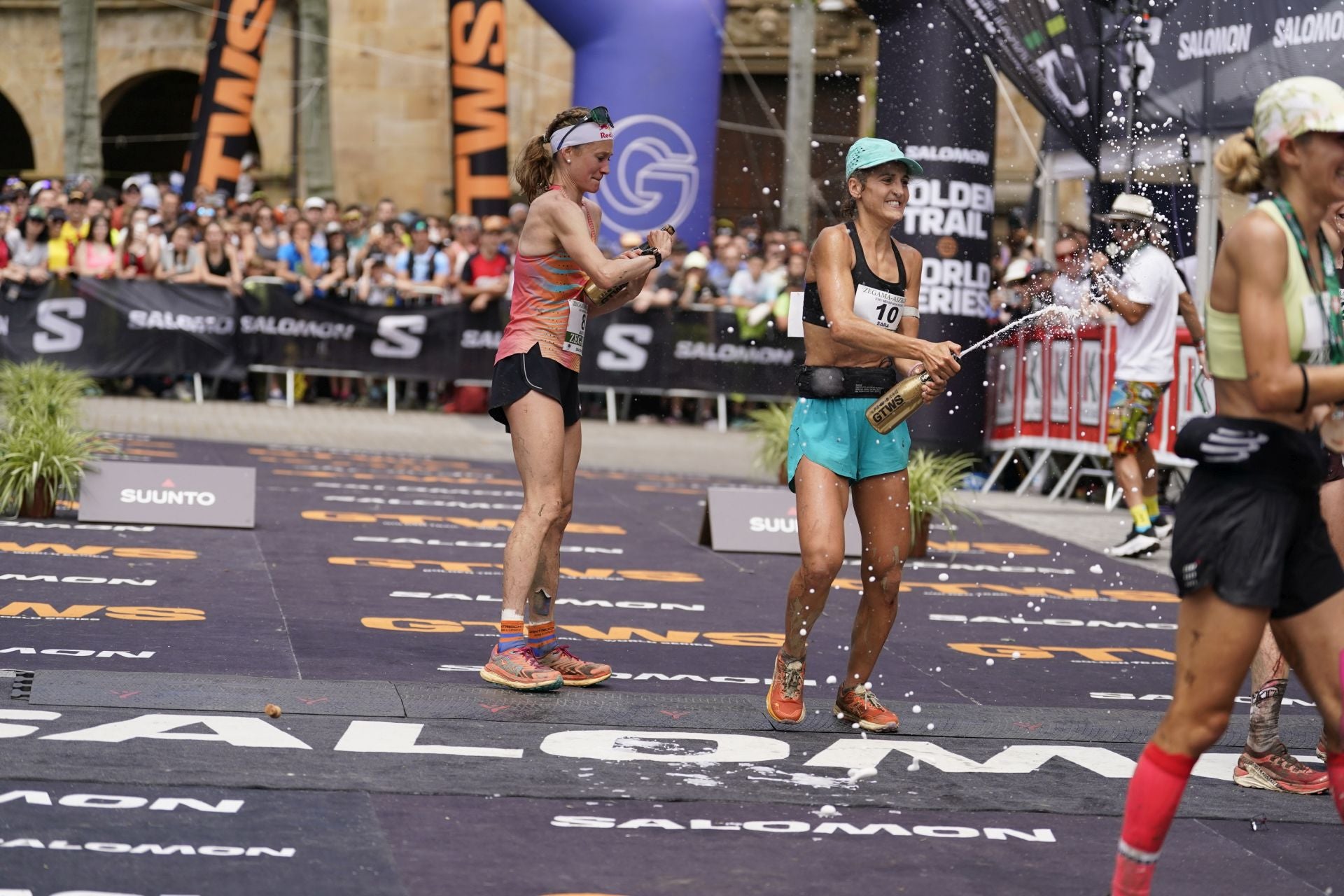 La emocionante llegada a la meta de los corredores de la Zegama-Aizkorri