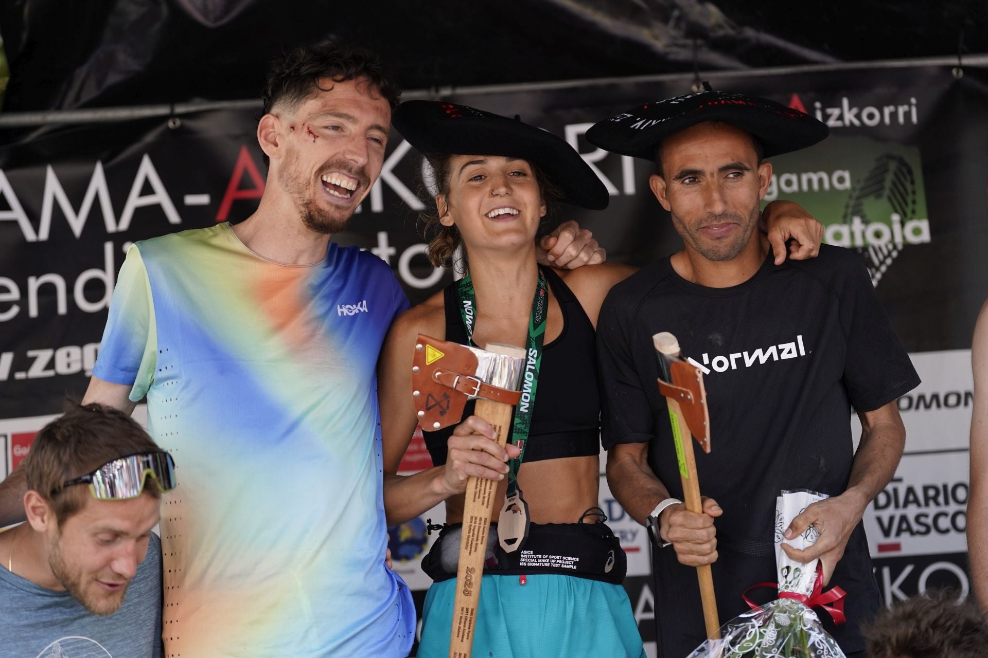 La emocionante llegada a la meta de los corredores de la Zegama-Aizkorri