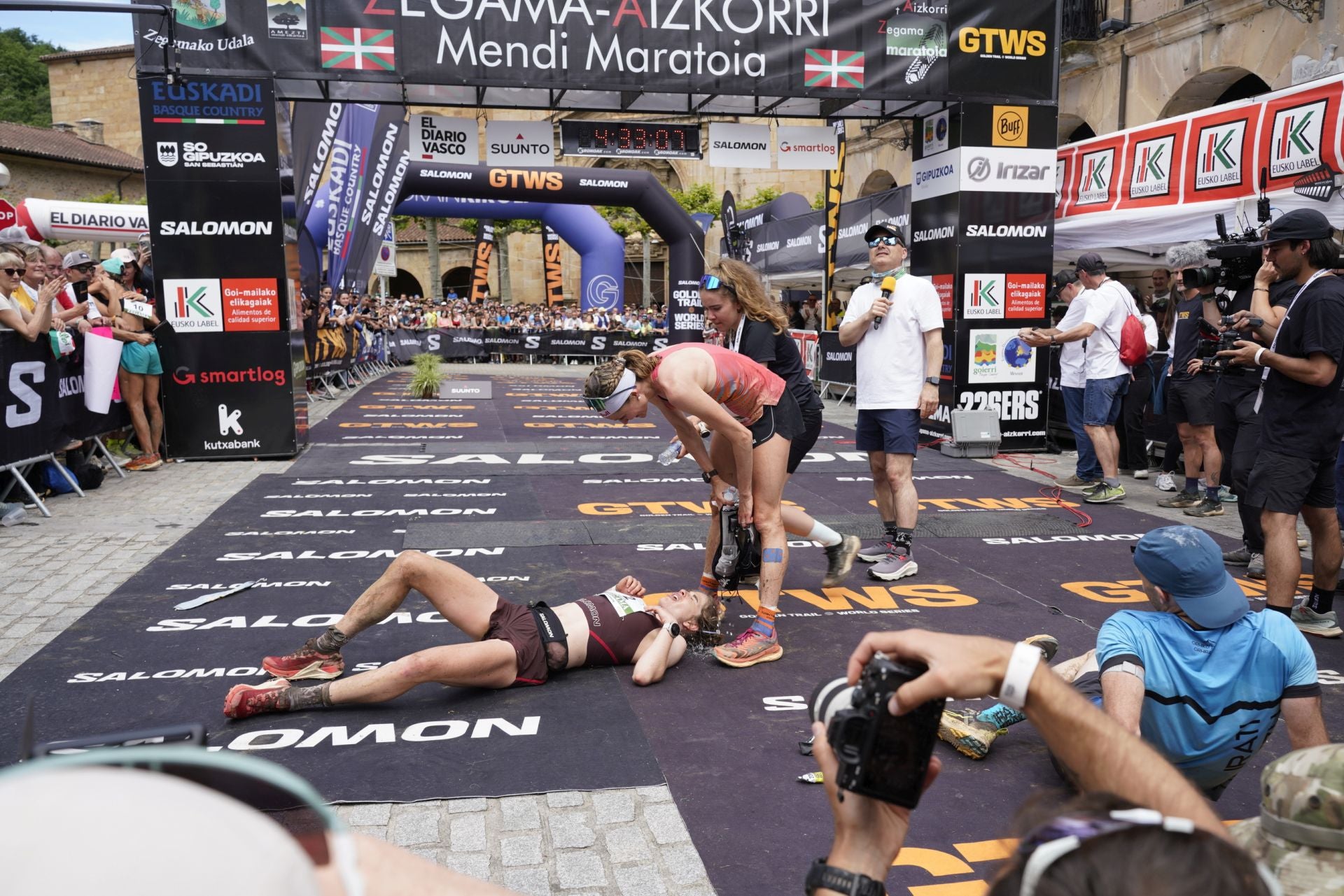 La emocionante llegada a la meta de los corredores de la Zegama-Aizkorri