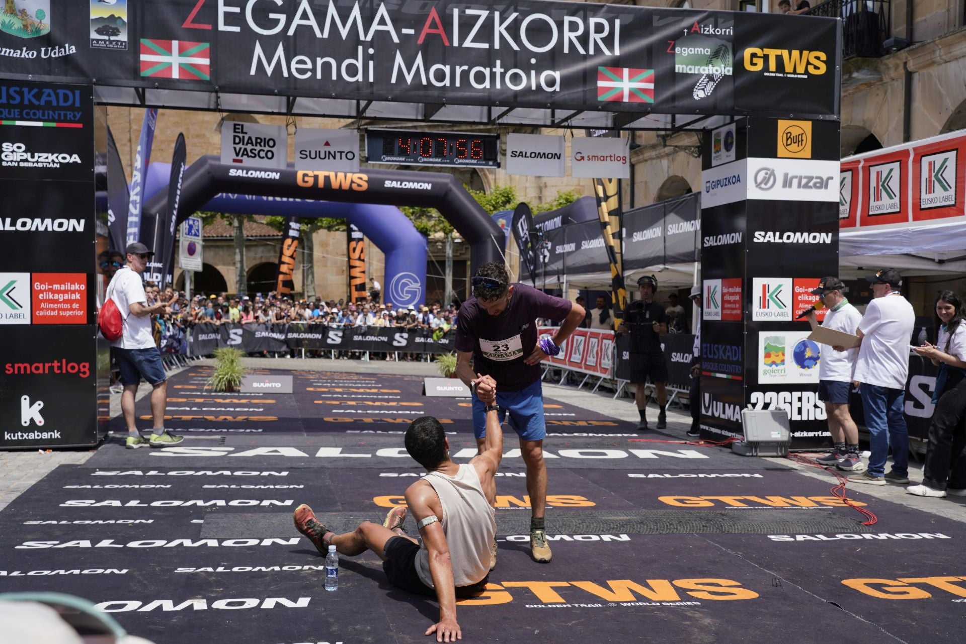 La emocionante llegada a la meta de los corredores de la Zegama-Aizkorri