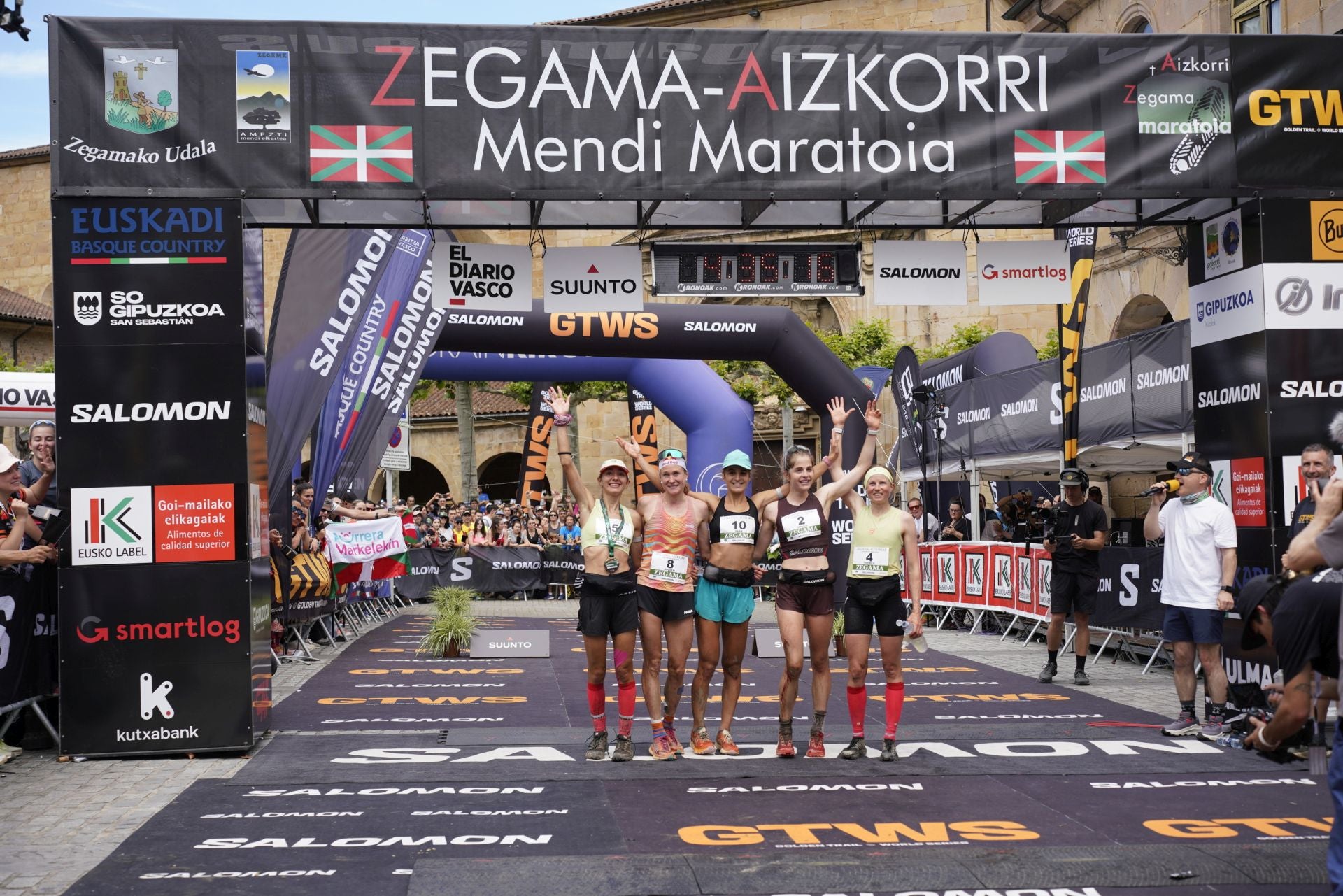 La emocionante llegada a la meta de los corredores de la Zegama-Aizkorri