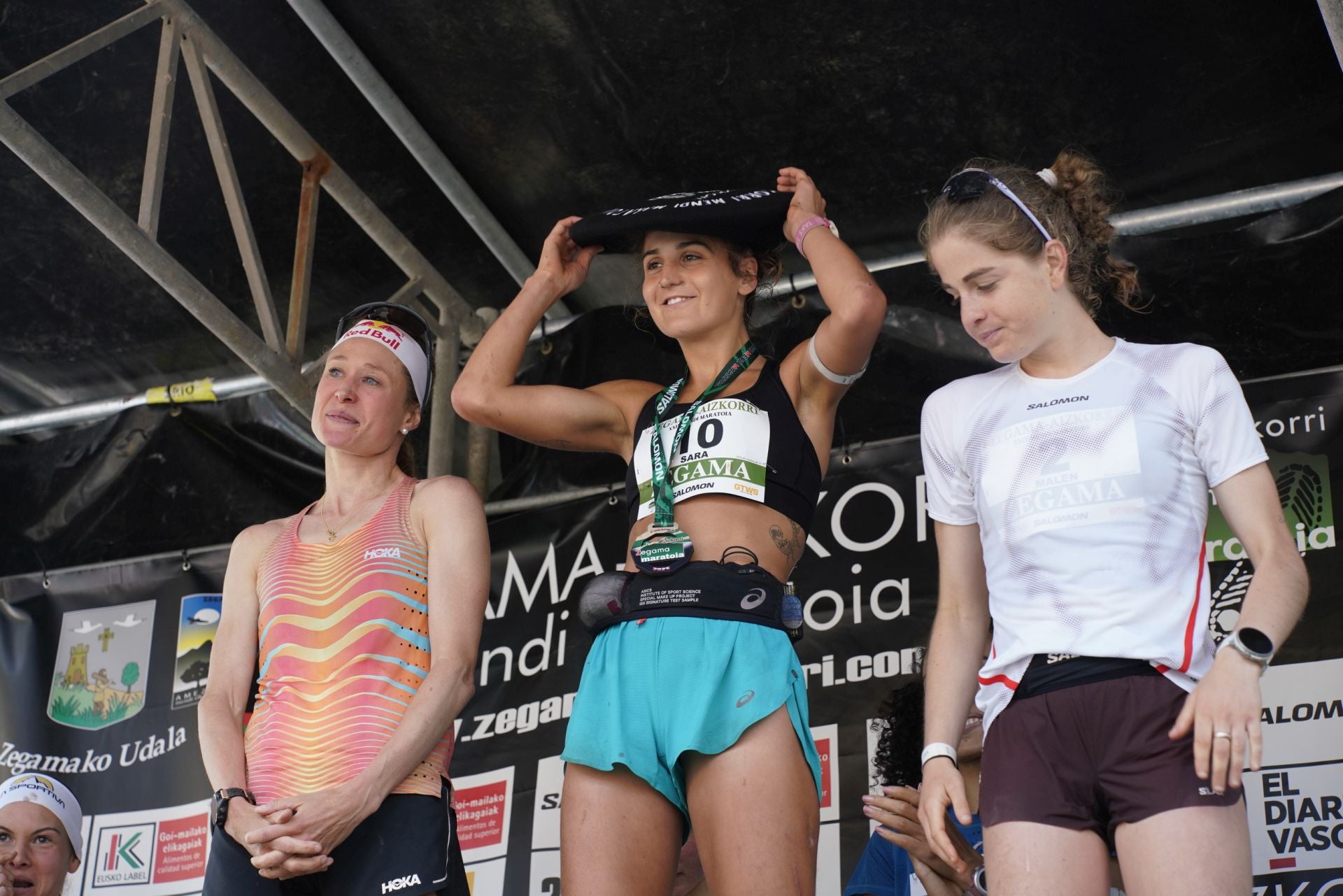 La emocionante llegada a la meta de los corredores de la Zegama-Aizkorri