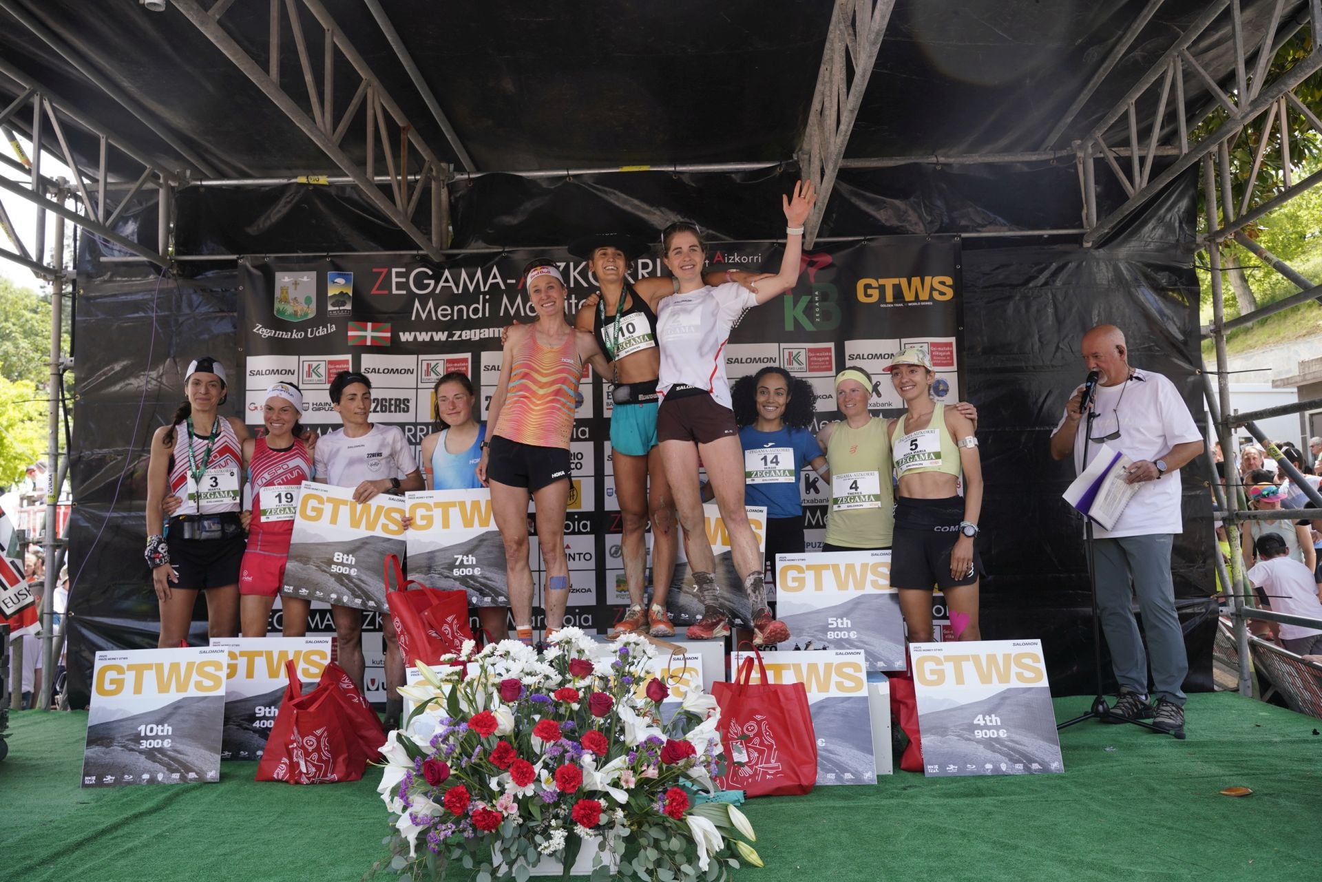 La emocionante llegada a la meta de los corredores de la Zegama-Aizkorri