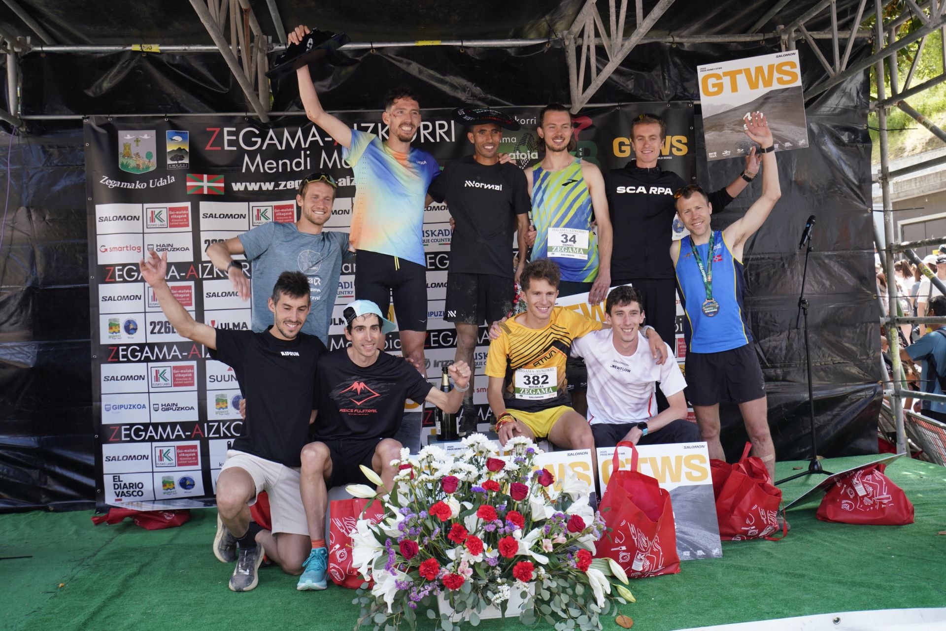 La emocionante llegada a la meta de los corredores de la Zegama-Aizkorri
