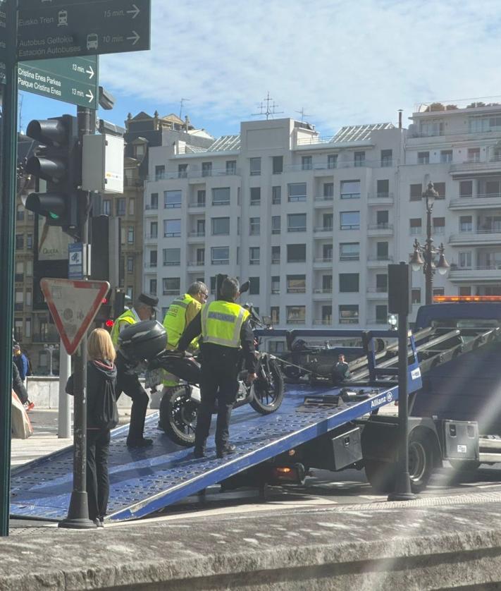 Imagen secundaria 2 - Dos heridos graves en un accidente en la Avenida de la Libertad de San Sebastián