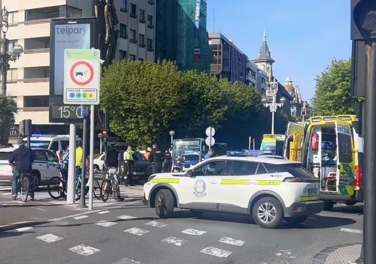 Imagen principal - Dos heridos graves en un accidente en la Avenida de la Libertad de San Sebastián