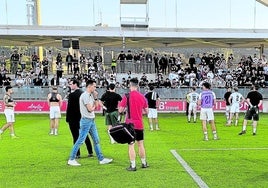 Jugadores y el cuerpo técnico dan la cara ante los aficionados desplazados a Lezama.