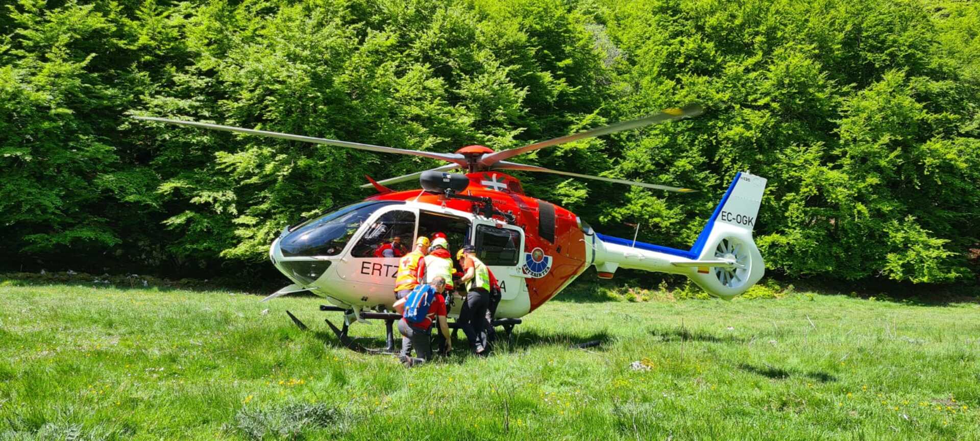 Evacuan en helicóptero un corredor de la Zegama-Aizkorri