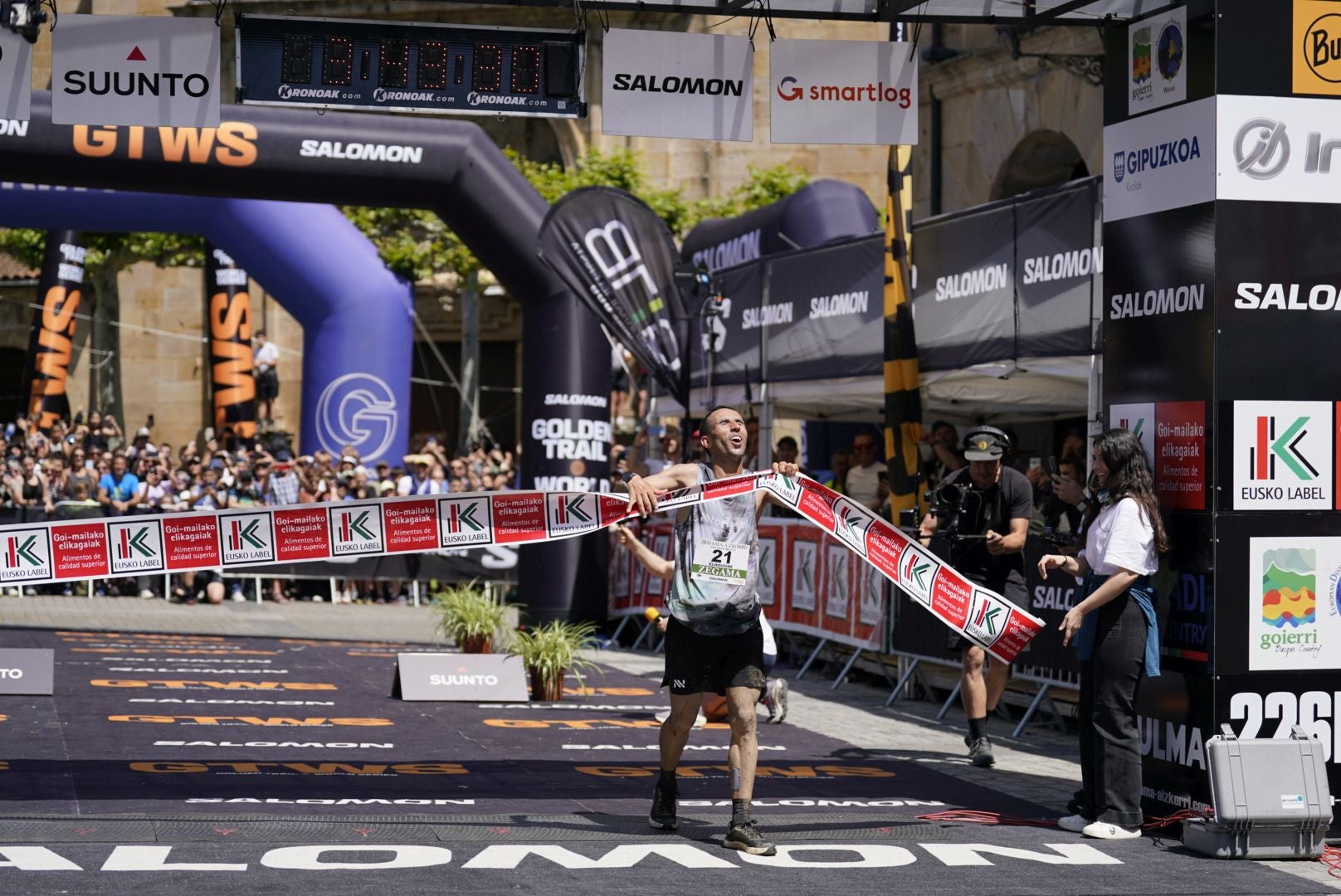 La emocionante llegada a la meta de los corredores de la Zegama-Aizkorri
