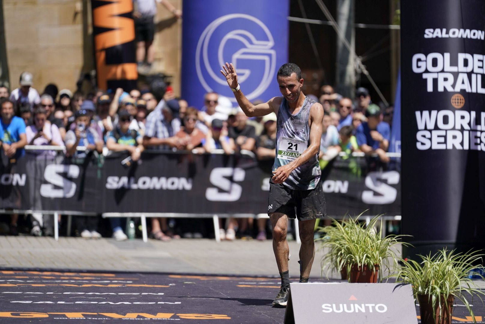 La emocionante llegada a la meta de los corredores de la Zegama-Aizkorri
