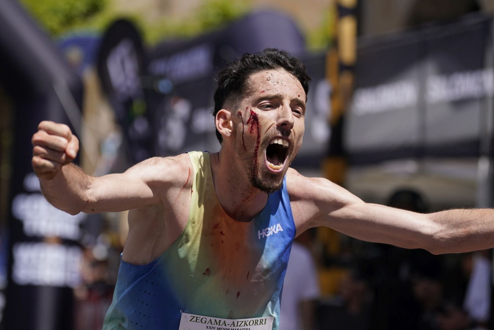 La emocionante llegada a la meta de los corredores de la Zegama-Aizkorri