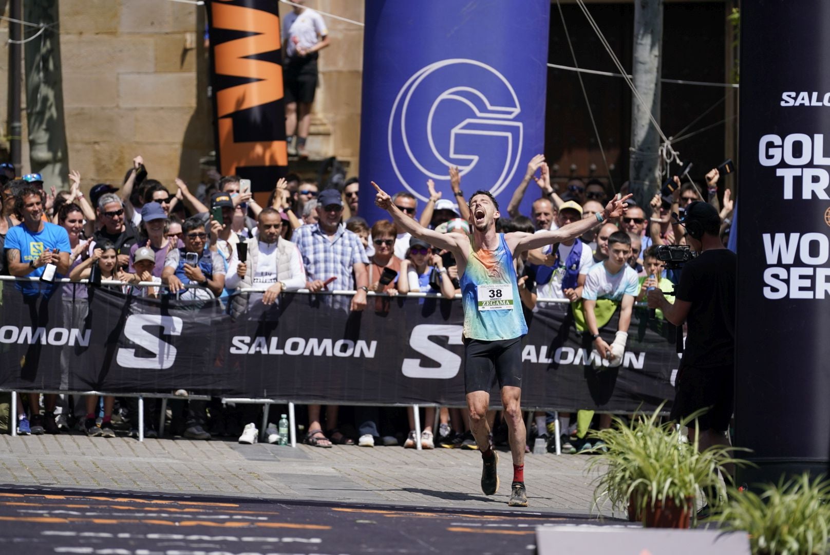 La emocionante llegada a la meta de los corredores de la Zegama-Aizkorri