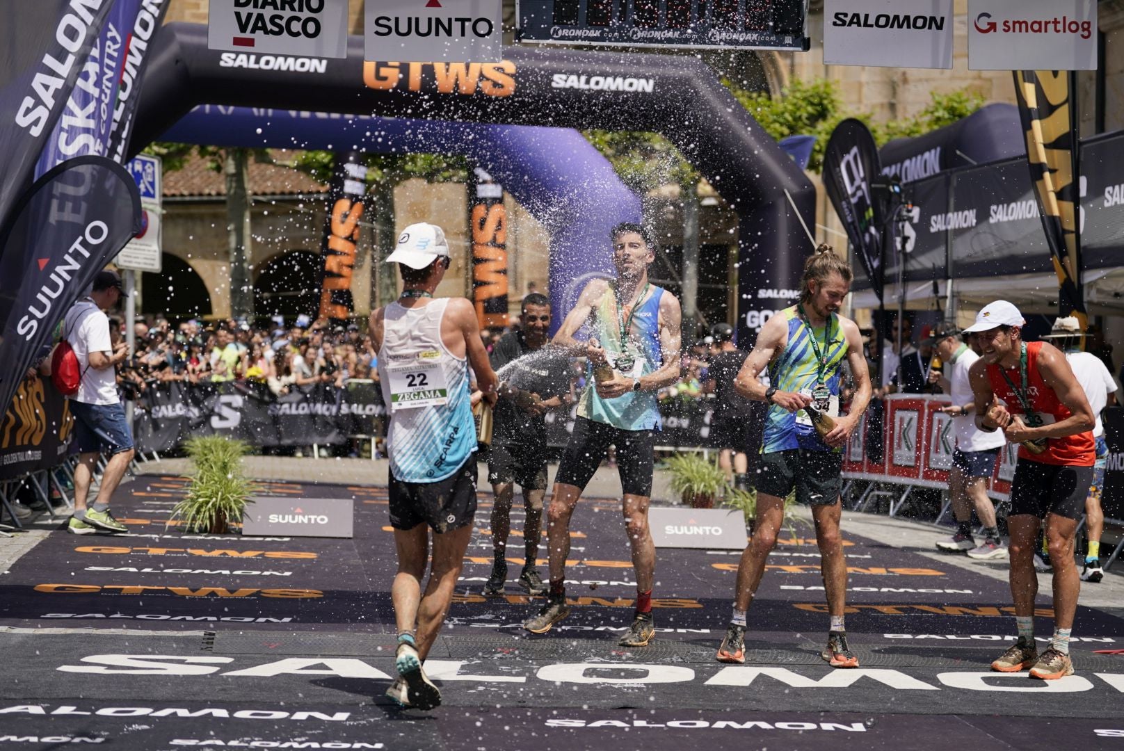 La emocionante llegada a la meta de los corredores de la Zegama-Aizkorri