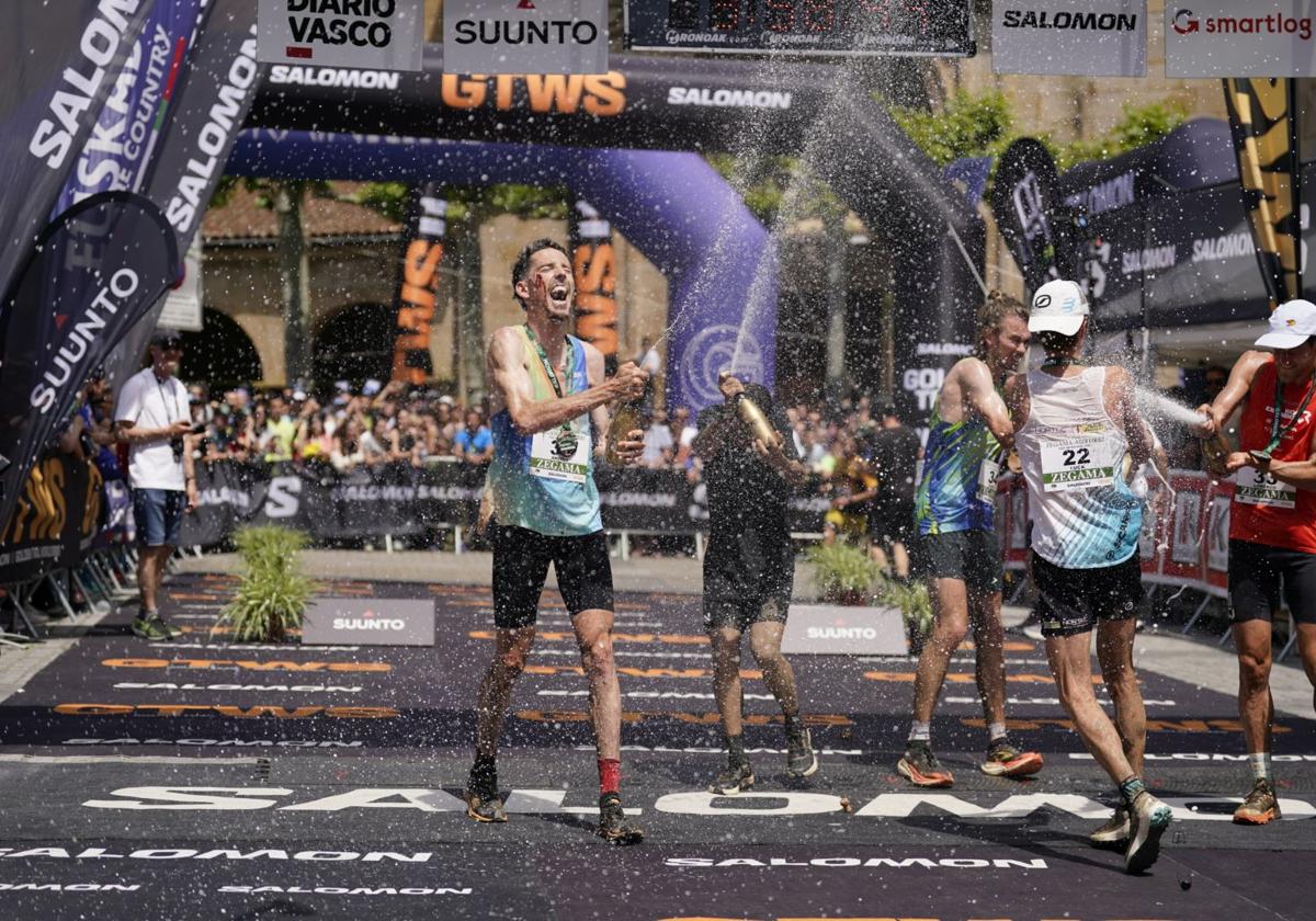 La emocionante llegada a la meta de los corredores de la Zegama-Aizkorri