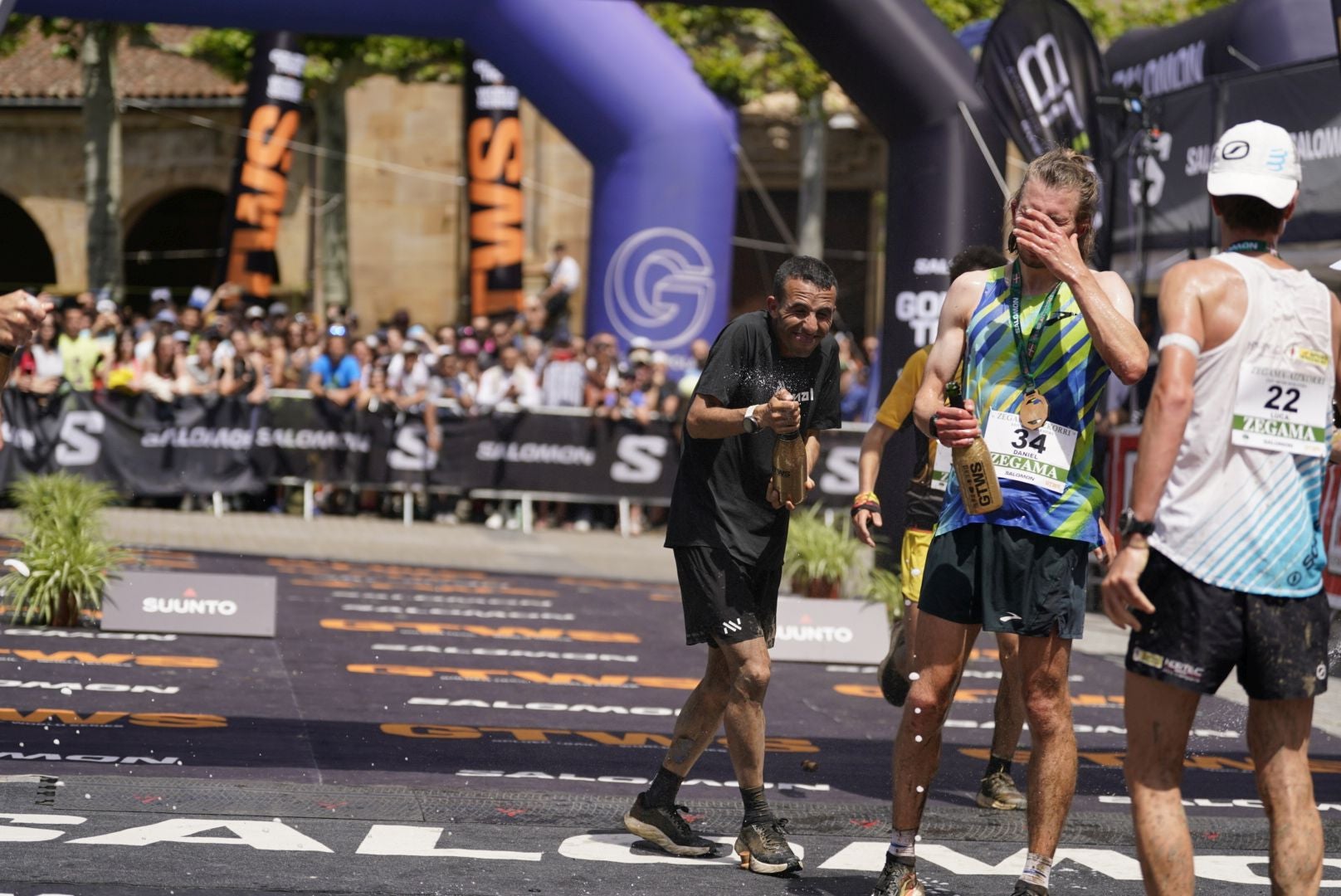 La emocionante llegada a la meta de los corredores de la Zegama-Aizkorri