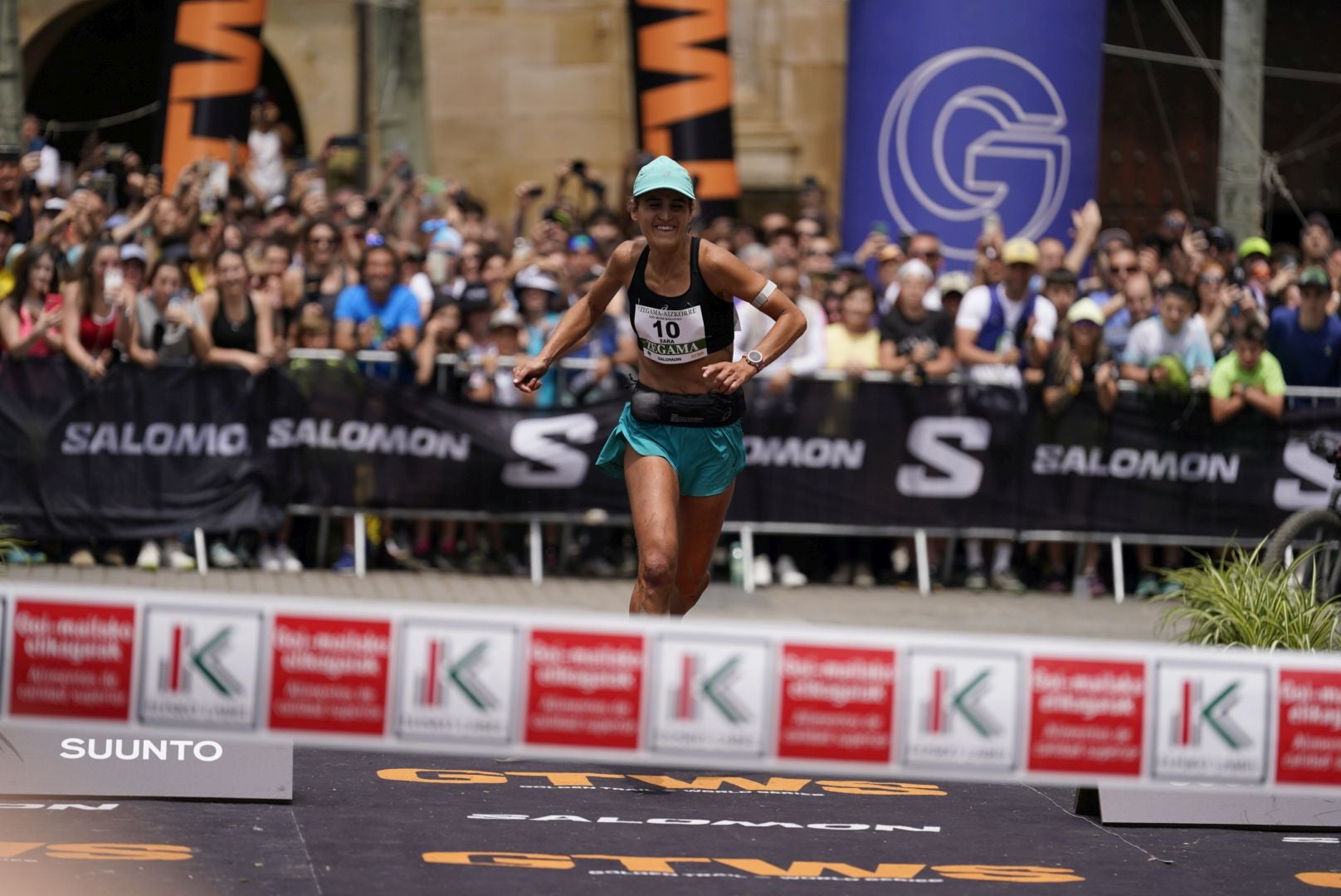 La emocionante llegada a la meta de los corredores de la Zegama-Aizkorri
