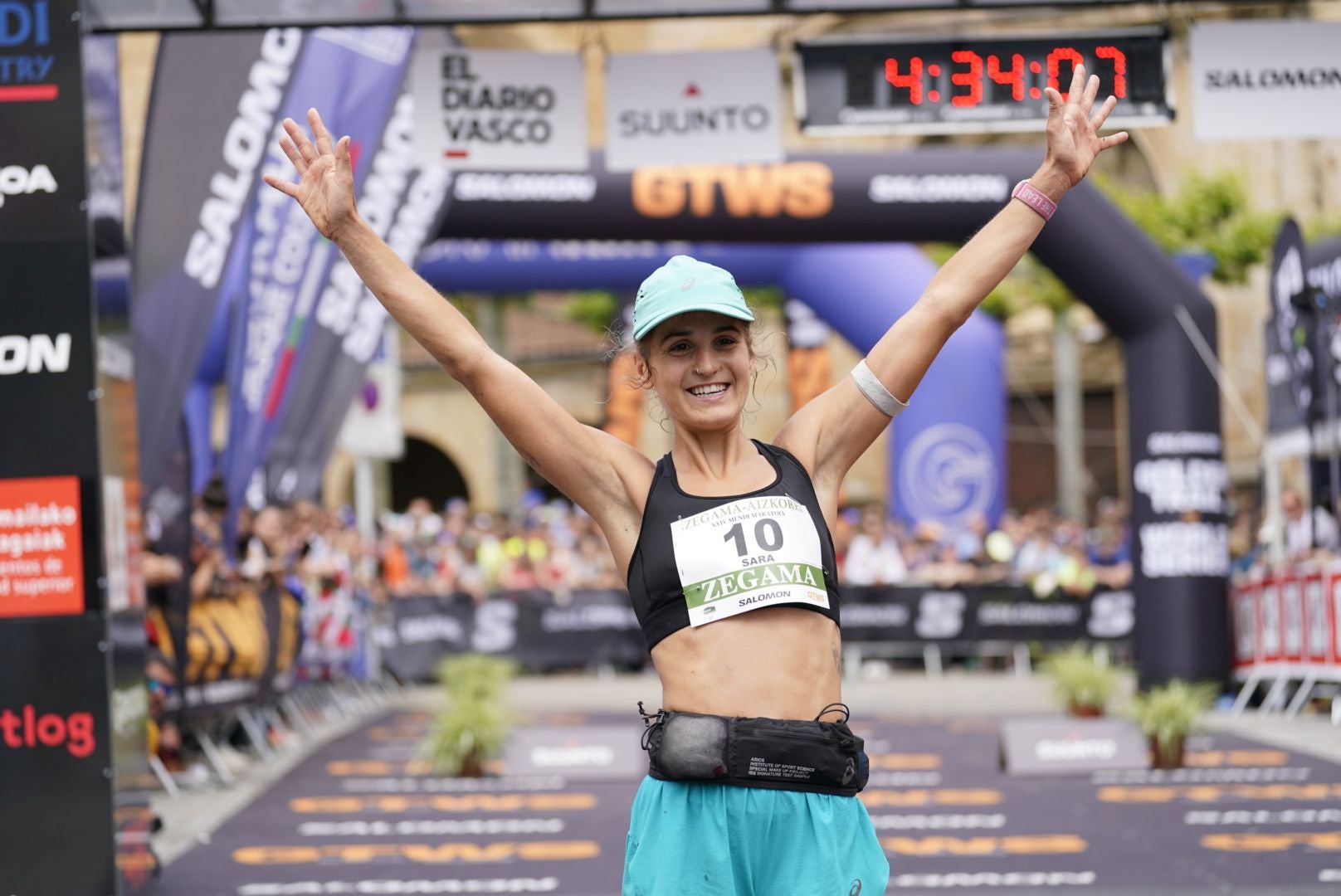 La emocionante llegada a la meta de los corredores de la Zegama-Aizkorri