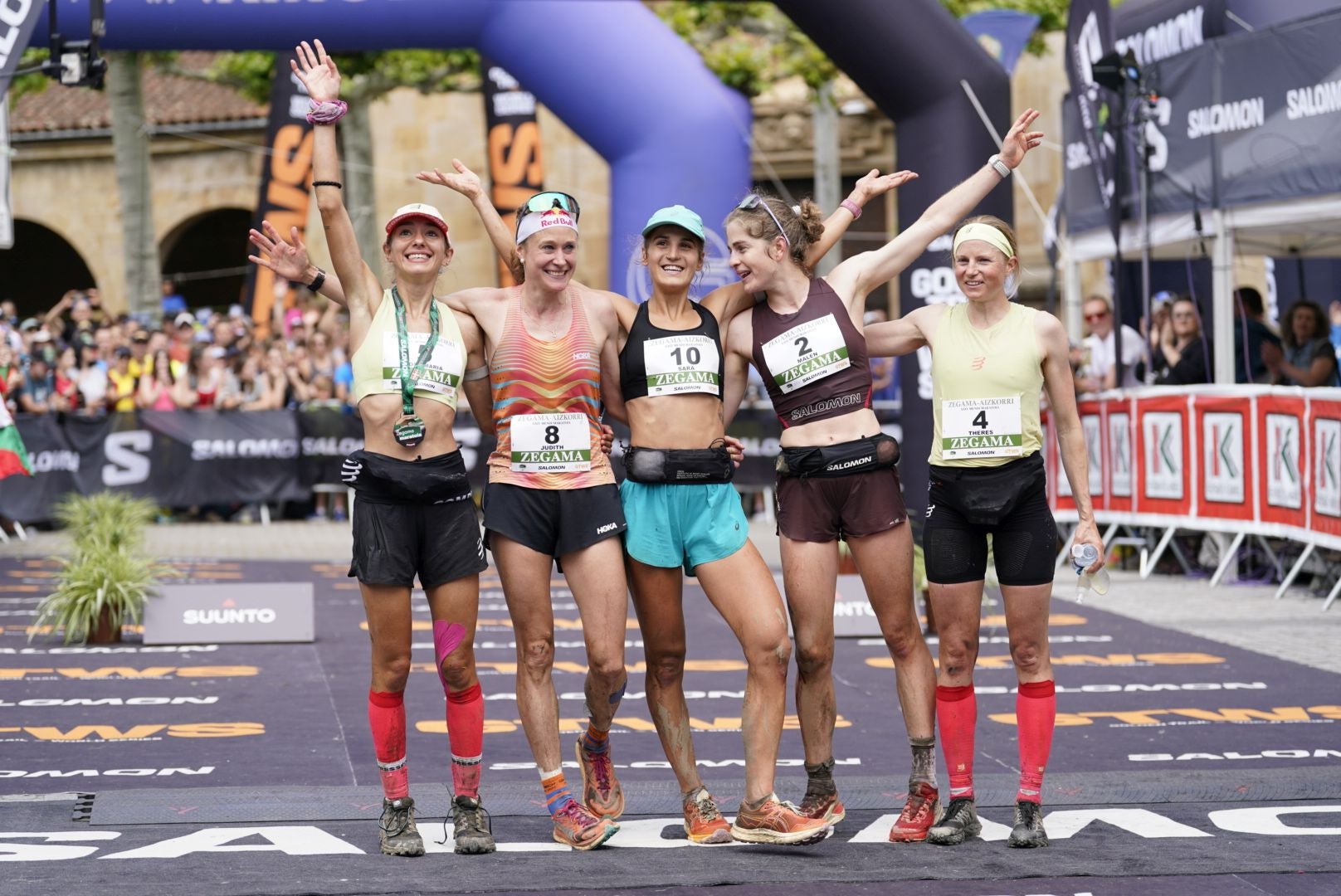 La emocionante llegada a la meta de los corredores de la Zegama-Aizkorri