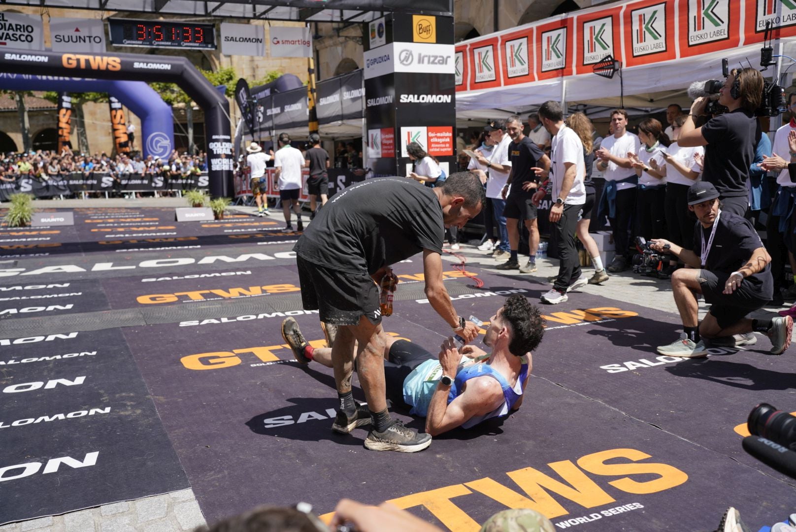 La emocionante llegada a la meta de los corredores de la Zegama-Aizkorri