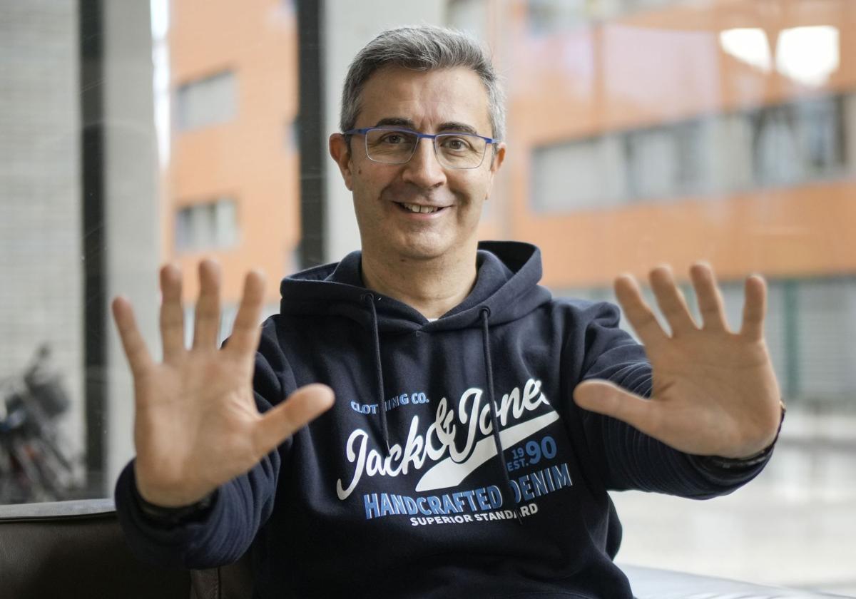 El fisioterapeuta Carles Salvadó, experto en movilizaciones de pacientes, posa en Donostia.