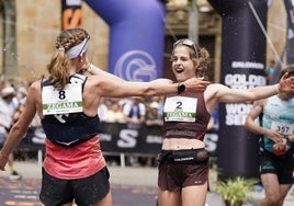 La oñatiarra Malen Ola se abraza con la suiza Judith Wyder en la llegada de Zegama.