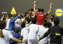Peio Etxeberria rodeado de niños al finalizar el partido.