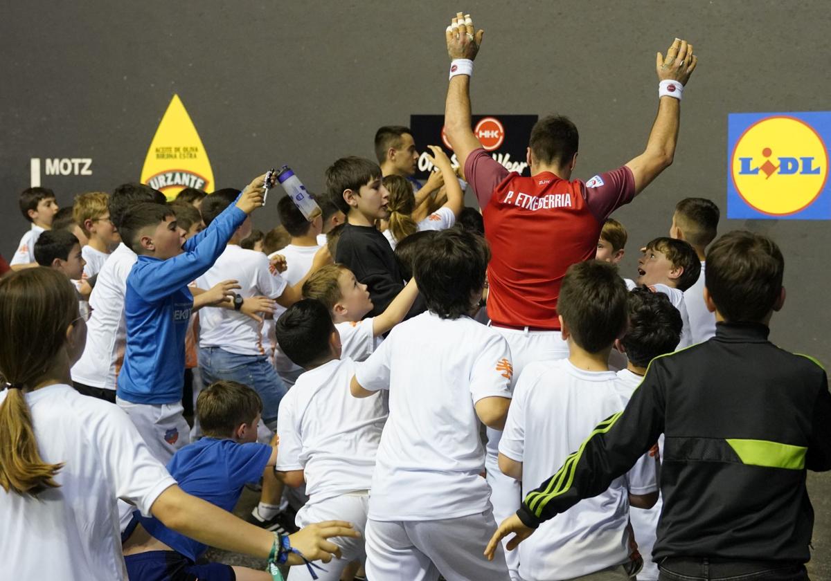 Peio Etxeberria rodeado de niños al finalizar el partido.