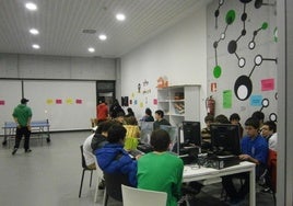 Ordenadores, juegos de mesa y futbolín en el gazteleku de Intxaurrondo.