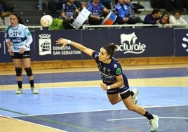 Elba Álvarez lanza desde los siete metros ante el Elche en el partido de liga disputado en febrero.