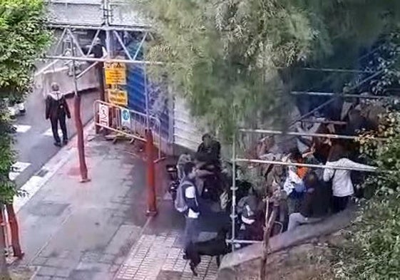 Los vecinos de Manteo en la escalera que se prevé eliminar debido a las obras del GOe.
