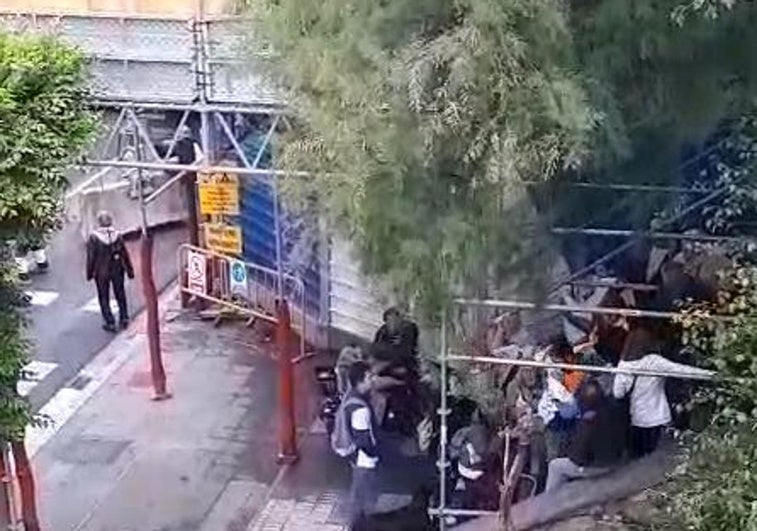 Los vecinos de Manteo en la escalera que se prevé eliminar debido a las obras del GOe.