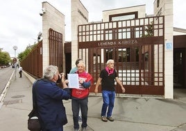 Los portavoces de los pensionistas vascos a su salida de Lehendakaritza