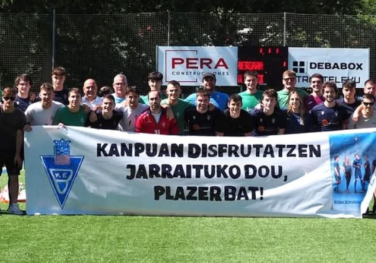 Mahonero Saria junto a miembros de la directiva en la fiesta que también dijo adiós a la fisioterapeuta del equipo y a cuatro de sus jugadores.