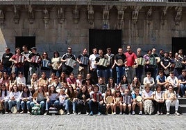 Eguraldi onak eta giro ezin hobeak lagunduta, dozenaka trikitilari eta panderojole elkartu ziren IV. Trikiti Eguna ospatzeko.