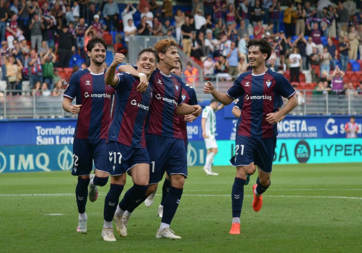 Los jugadores del Eibar celebran uno de los cuatro goles con los que ganaron al Córdoba para despedirse de Ipurua.