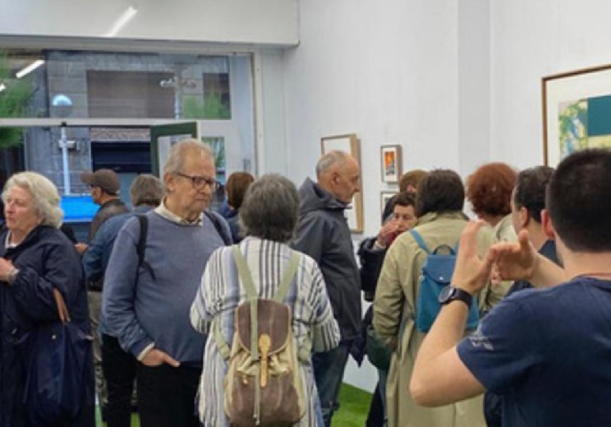 Personas vinculadas con la cultura y amigos del artista estuvieron presentes en la inauguración de la exposición.