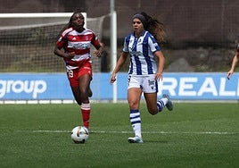Andreia Jacinto conduceel balón en el último partido de Liga en Zubietaante el Granada.