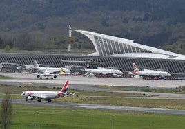 Varias aeronaves maniobran en el aeropuerto de Loiu.