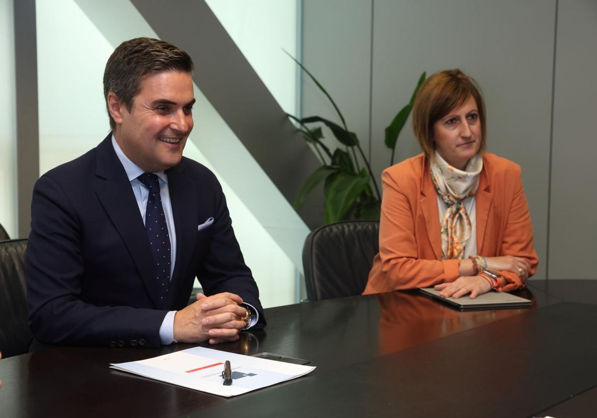 El consejero de Industria, Transición Energética y Sostenibilidad, Mikel Jauregi, y la presidenta de KONFEKOOP, Rosa Lavín.