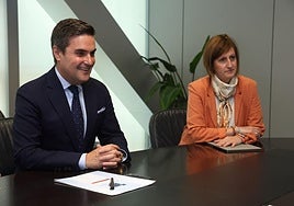 El consejero de Industria, Transición Energética y Sostenibilidad, Mikel Jauregi, y la presidenta de KONFEKOOP, Rosa Lavín.