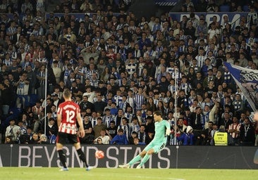 Duras propuestas de sanción a la Real y a dos aficionados por introducir y encender bengalas en el derbi