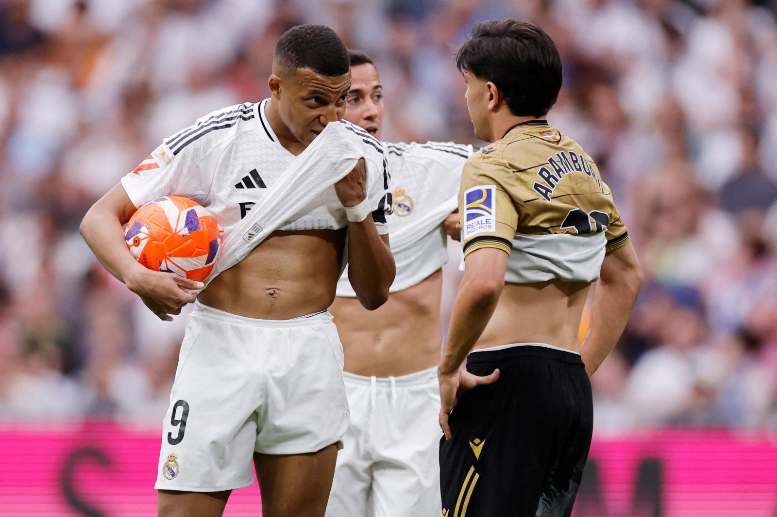 Momento en el que Mbappé explica a Aramburu que persigue el Pichichi y la Bota de Oro